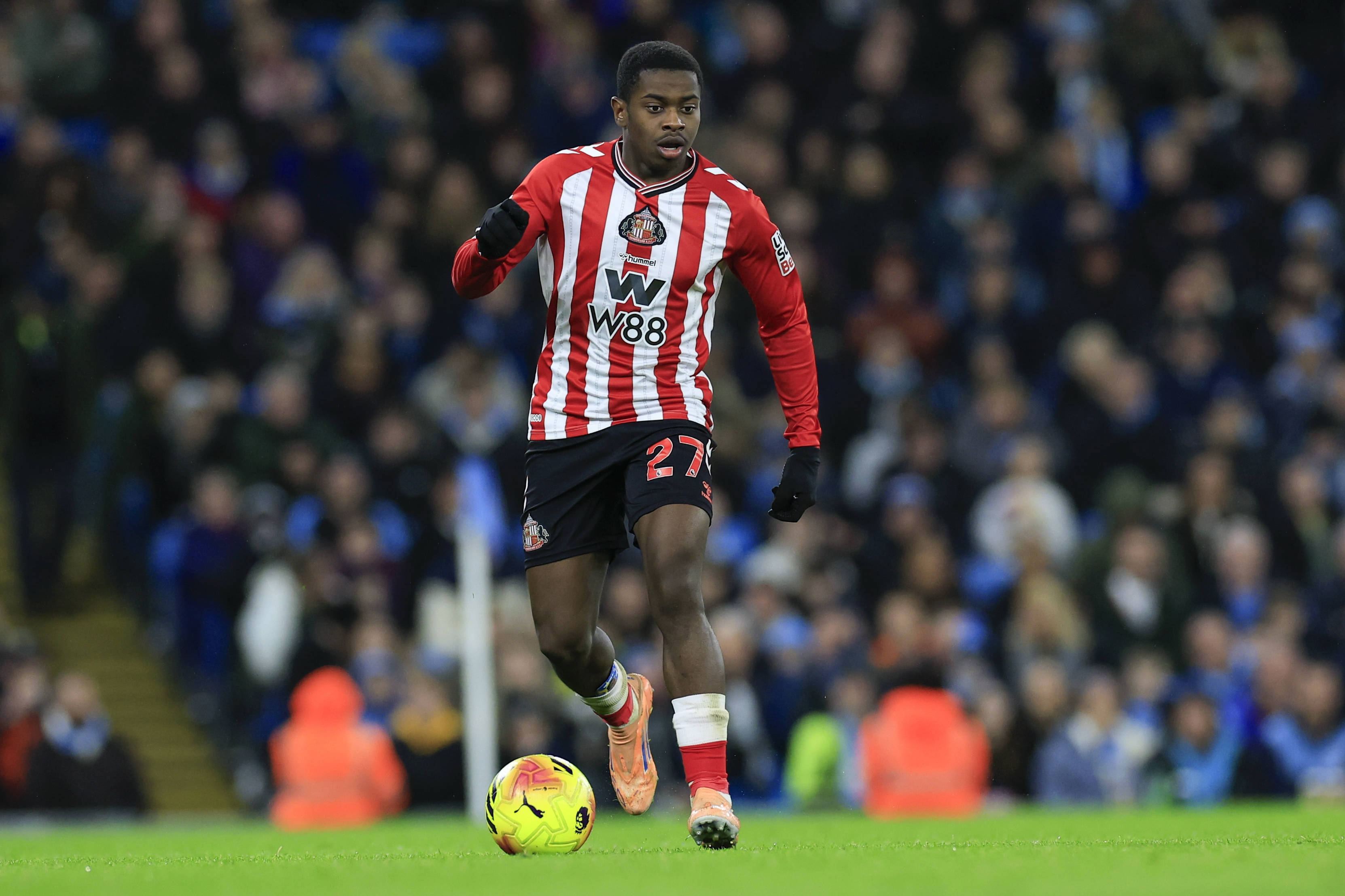 Sky Sports: Man United và Chelsea cạnh tranh giành tiền vệ Noah Sadiki của Sunderland