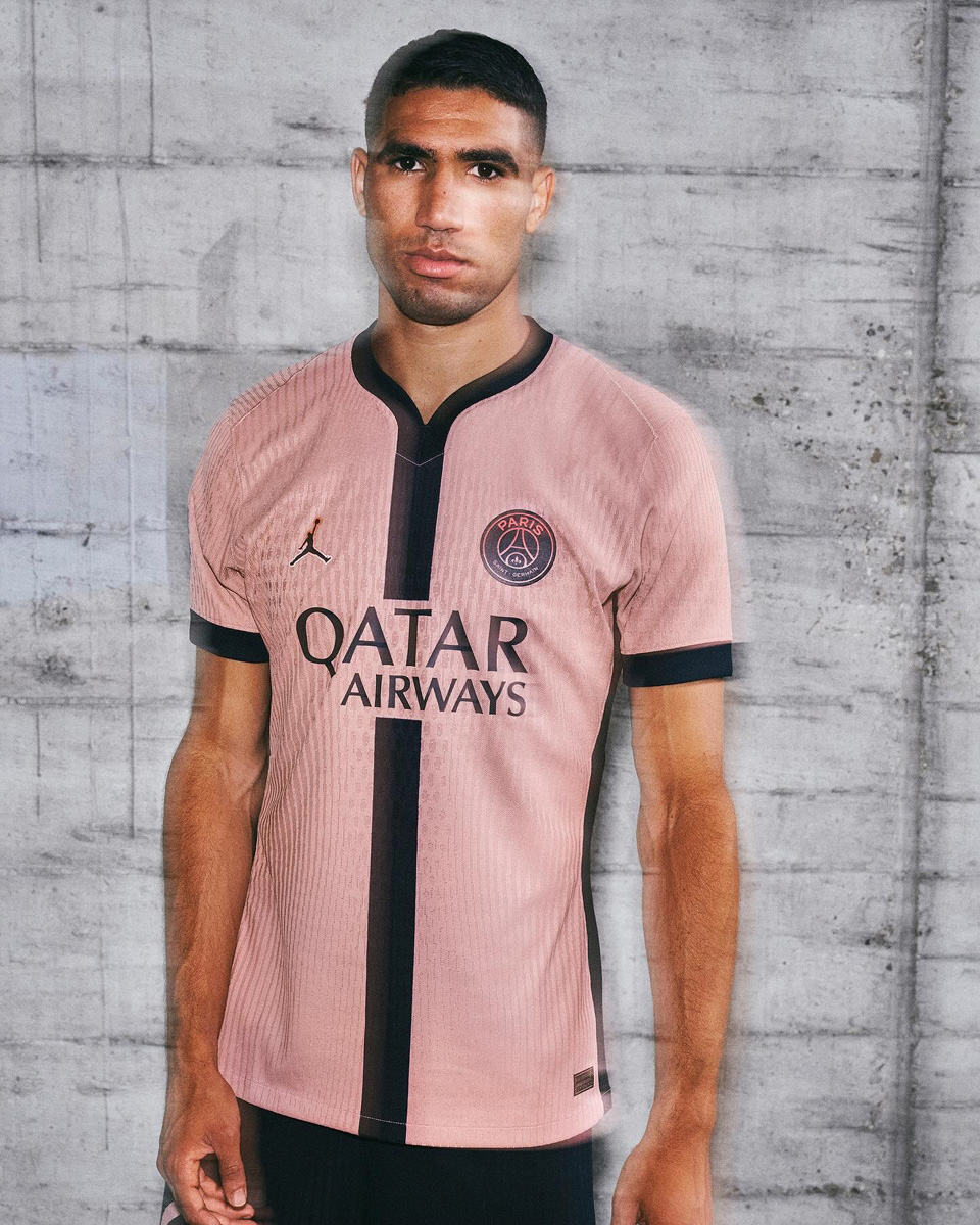 Áo thi đấu sân khách thứ hai của PSG của mùa giải 2024-25