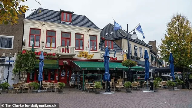 Sau khi trở lại quê nhà, cha mẹ của Ten Hag đã đến thăm ông, ông được người dân quê nhà thông cảm và chào đón