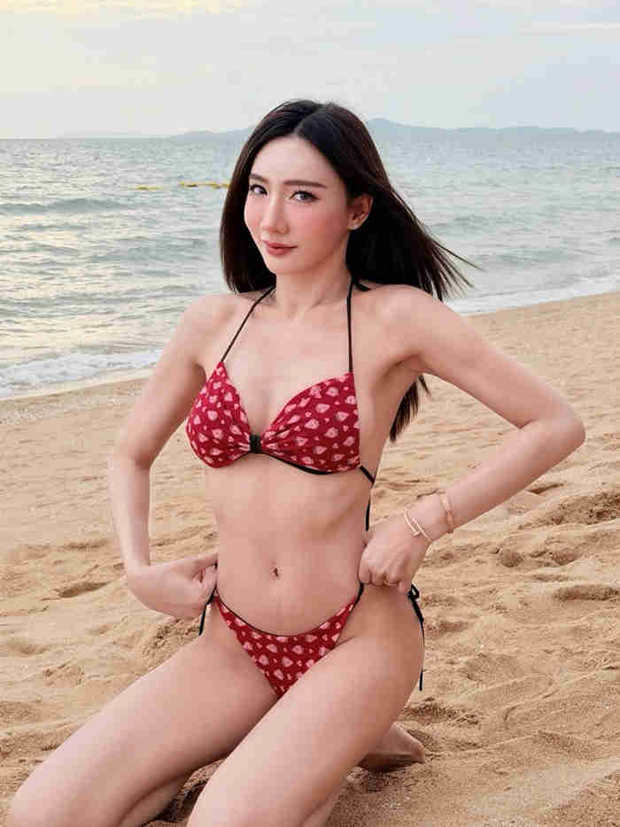 เบนซ์ พริกไทย สาดความแซ่บริมหาดพัทยา ด้วยชุดบิกินี่ตัวจิ๋ว