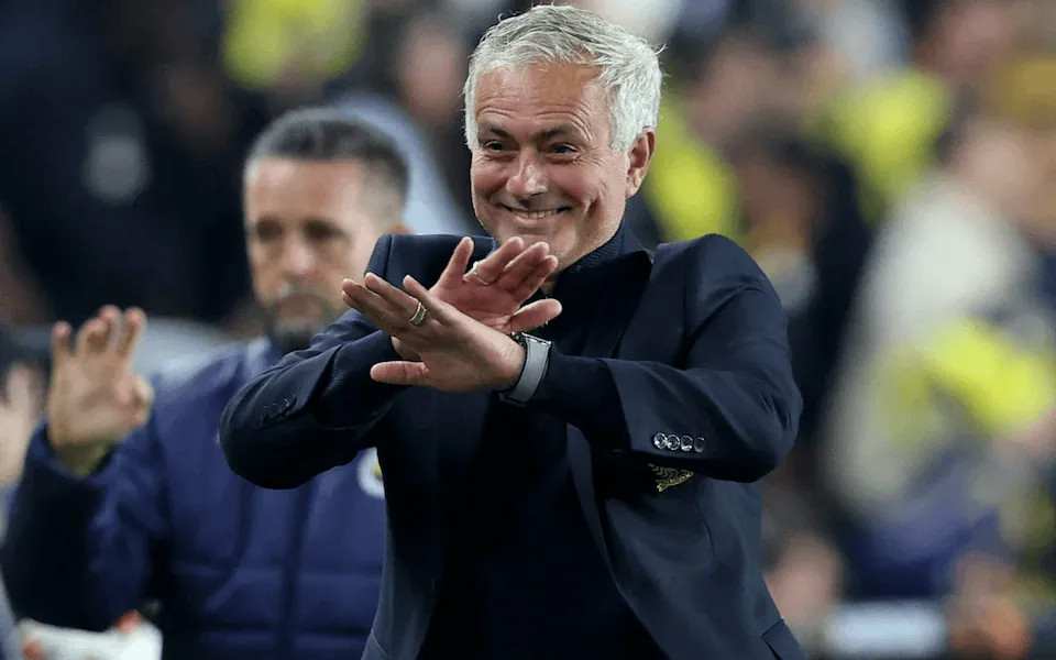 Mourinho: Turpin một mắt thấy không có phạm lỗi, một mắt thấy tôi mắng ông ấy, thảo nào là trọng tài giỏi nhất thế giới