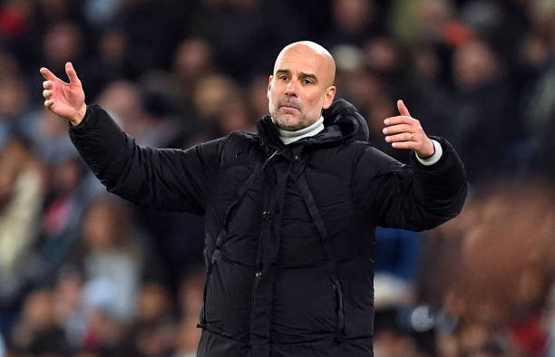 Pep Guardiola phản ứng trước sự la ó của CĐV Man City