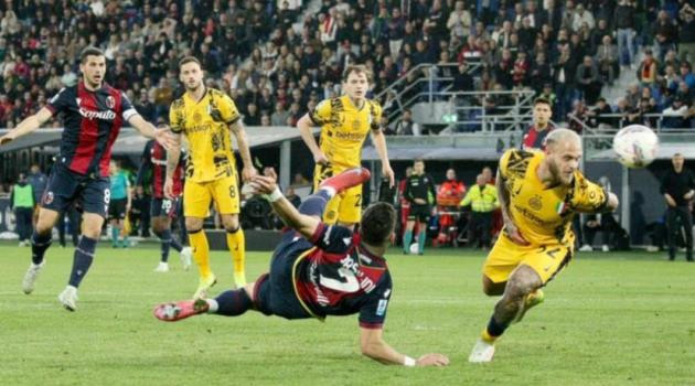 Inter gục ngã bởi siêu phẩm phút 90+4, Napoli bắt kịp cuộc đua Scudetto