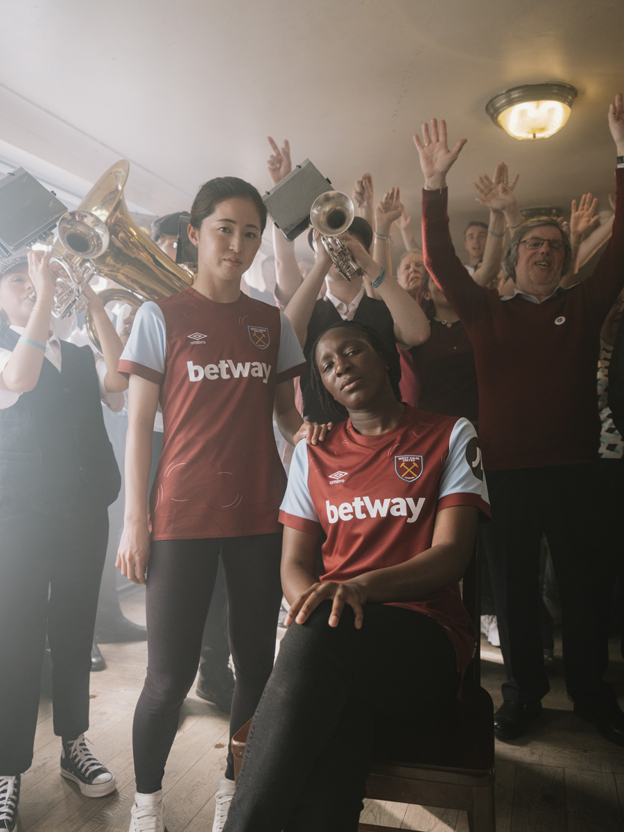 Áo đấu sân nhà của West Ham United 2023-24