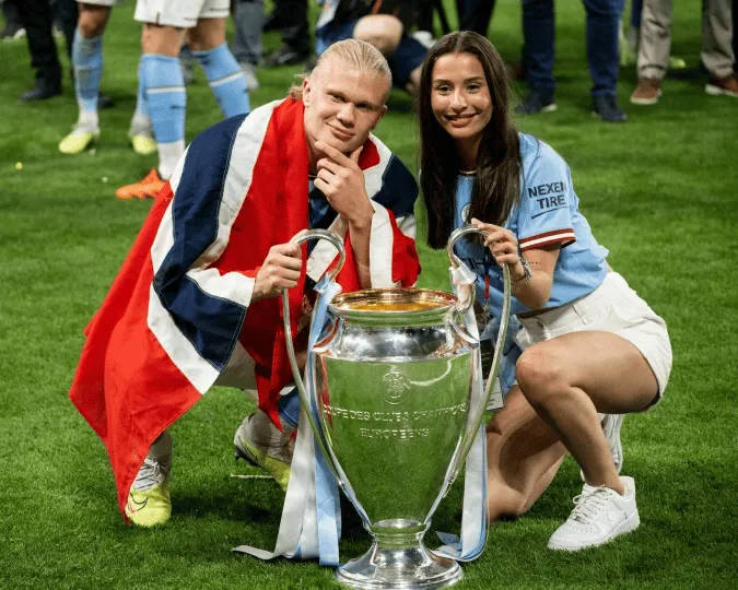 Haaland chính thức công bố rằng anh sắp đón con đầu lòng, đồng đội và HLV đội tuyển Na Uy đã gửi lời chúc mừng