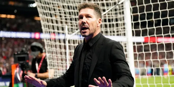 HLV Simeone nổi giận