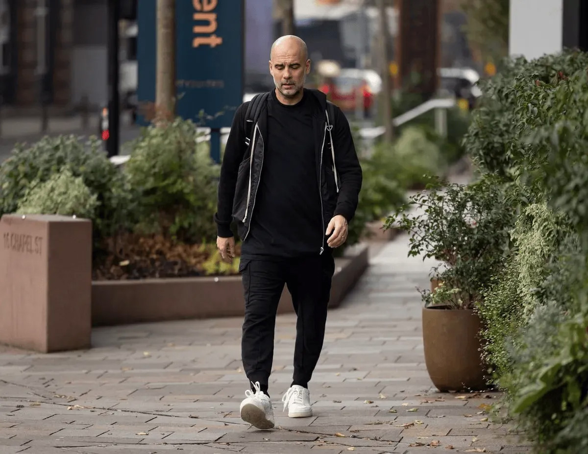 Guardiola xuất hiện một mình dạo bước trên đường phố Manchester, vết xước trên đầu vẫn còn rõ