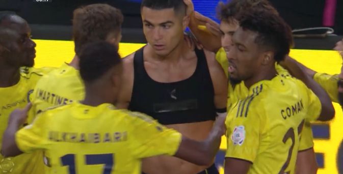 Ronaldo sút hỏng penalty nhưng lập siêu phẩm ngay sau đó, cởi áo ăn mừng cuồng nhiệt