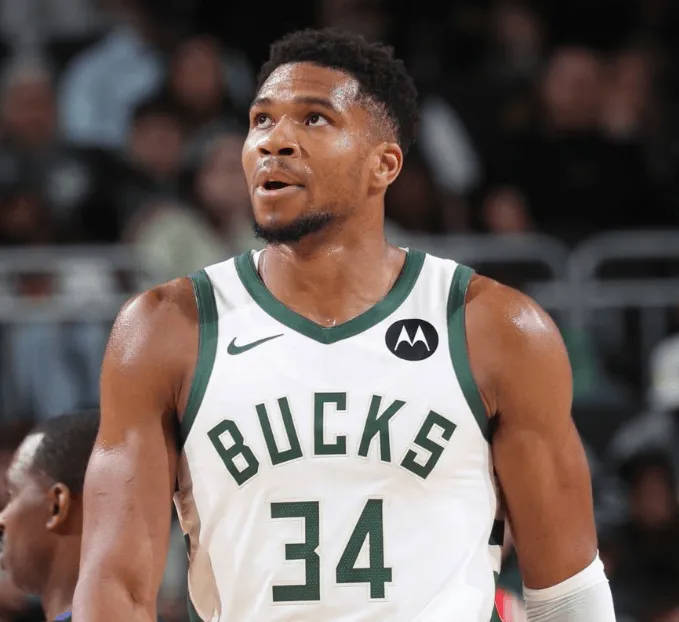 Antetokounmpo lần thứ 10 trong sự nghiệp ghi 50 điểm+10 rebound, nhiều nhất kể từ khi ABA và NBA sáp nhậ