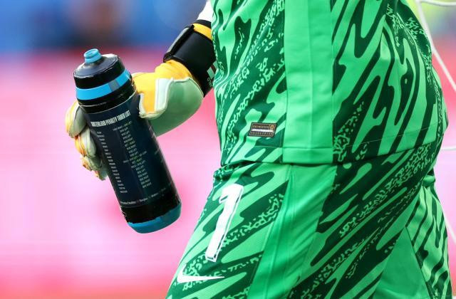 Lineker: Đối thủ sẽ nhìn lén tin chiến thuật trên chai nước của Pickford, anh ấy phải viết tin đó trên giấy