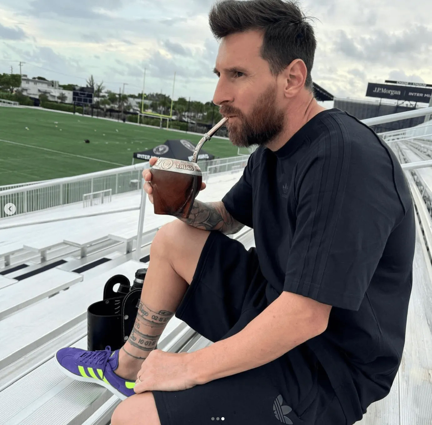 Nhàn nhã! Messi ngồi trên khán đài uống trà mate