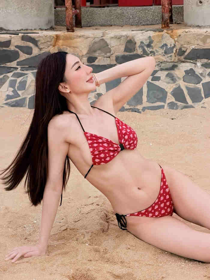 เบนซ์ พริกไทย สาดความแซ่บริมหาดพัทยา ด้วยชุดบิกินี่ตัวจิ๋ว