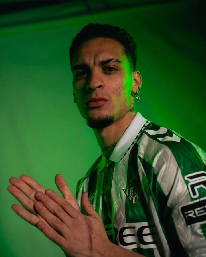 Anthony gia nhập Real Betis, gương mặt rạng rỡ.
