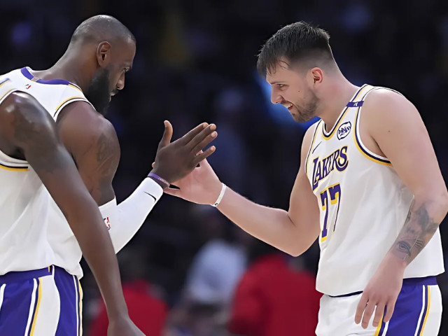 Lakers tiếp tục đánh bại Clippers và vươn lên hạng 2, LeBron James cán mốc 1000 trận thắng