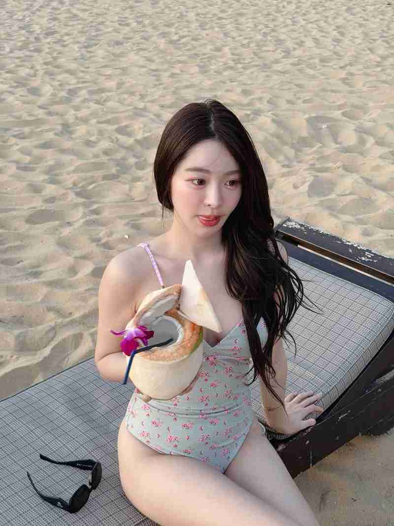 เบล พิชญธิดา พร้อมกินน้ำมะพร้าวริมทะเล เผยภาพที่ทำชาวเน็ตหายใจไม่ทั่วท้อง