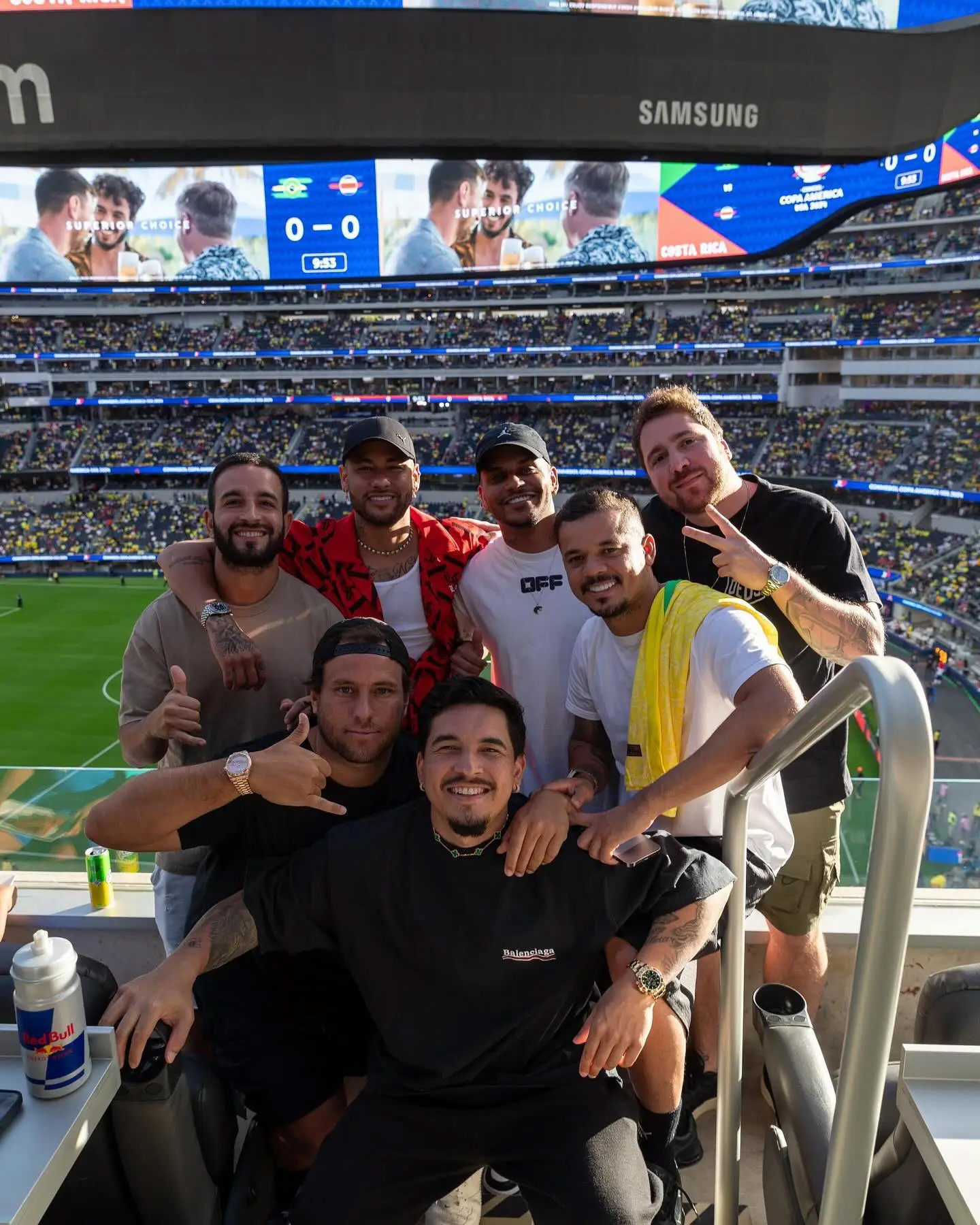 Từ Los Angeles đến Las Vegas! Neymar đăng ảnh ở Mỹ: chơi bài Poker, gặp bạn bè, xem bóng đá