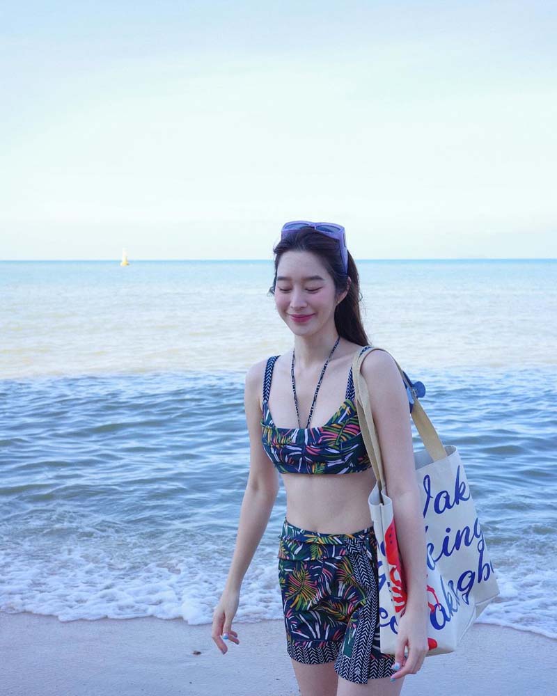 ฐิสา วริฏฐิสา นางเอกวิกหมอชิต สวมทูพีซ อวดผิวขาวโอโม่ ริมทะเล