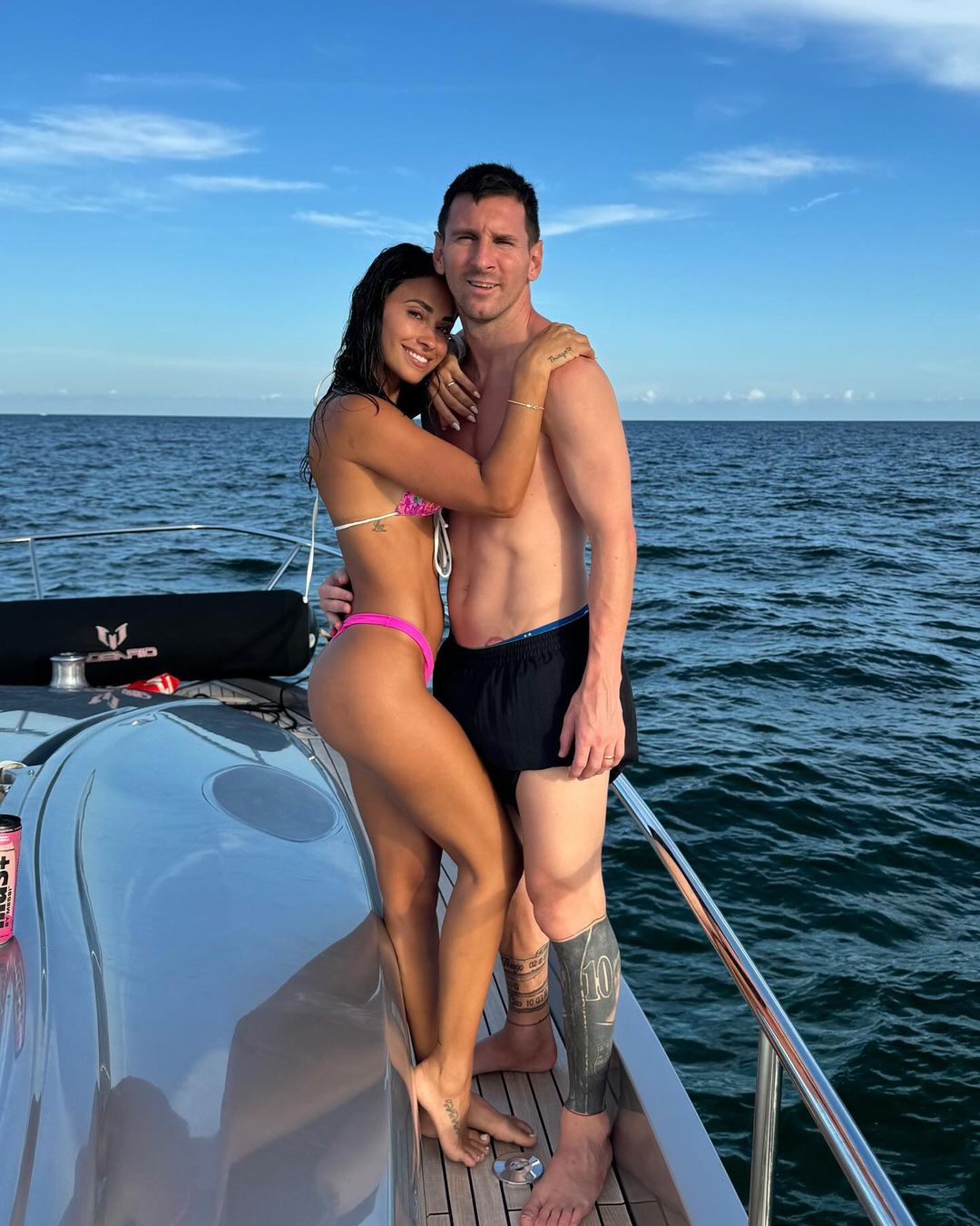 Gia đình 5 người của Messi đi nghỉ trên du thuyền trên biển🌊🌴