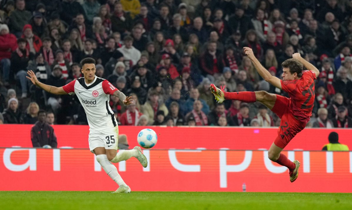 Bayern Munich Dominates Eintracht Frankfurt 4-0 to Extend Bundesliga Lead