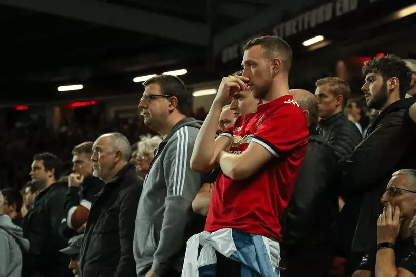 Người hâm mộ phản ánh Old Trafford có mùi tỏi và cống rãnh, là sân có mùi khó chịu nhất tại Premier League