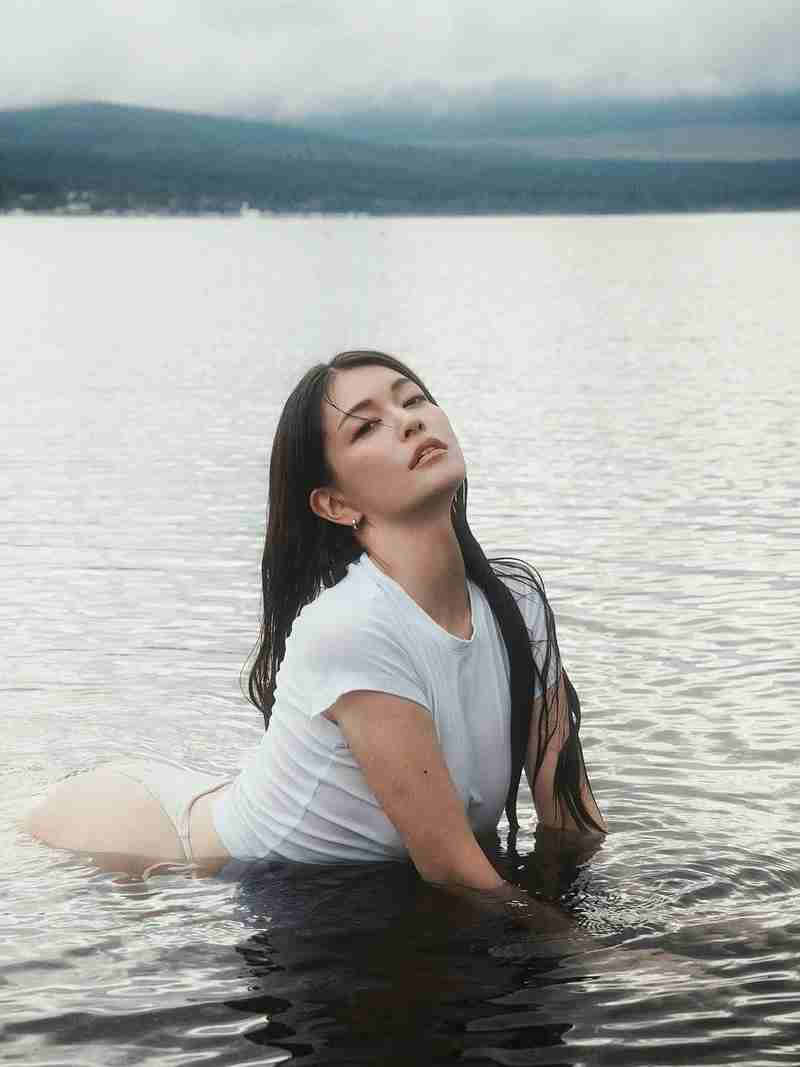 แมรี่ ทาจิบานะ กับชอตแช่น้ำริมทะเลสาบ แซ่บทุกท่วงท่า