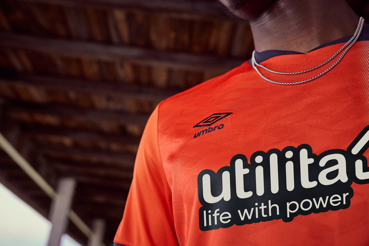 Áo Đấu Sân Nhà Của Luton Town 2023-24