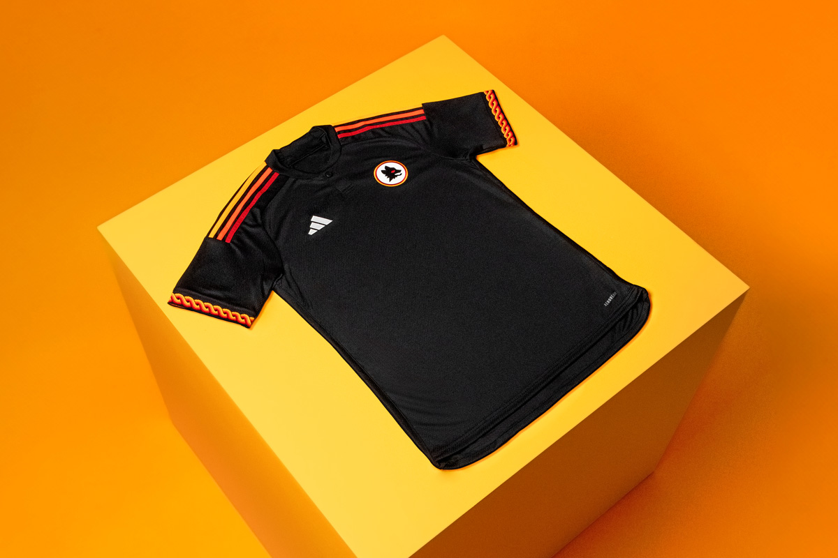 Áo sân khách thứ hai của AS Roma 2023-24