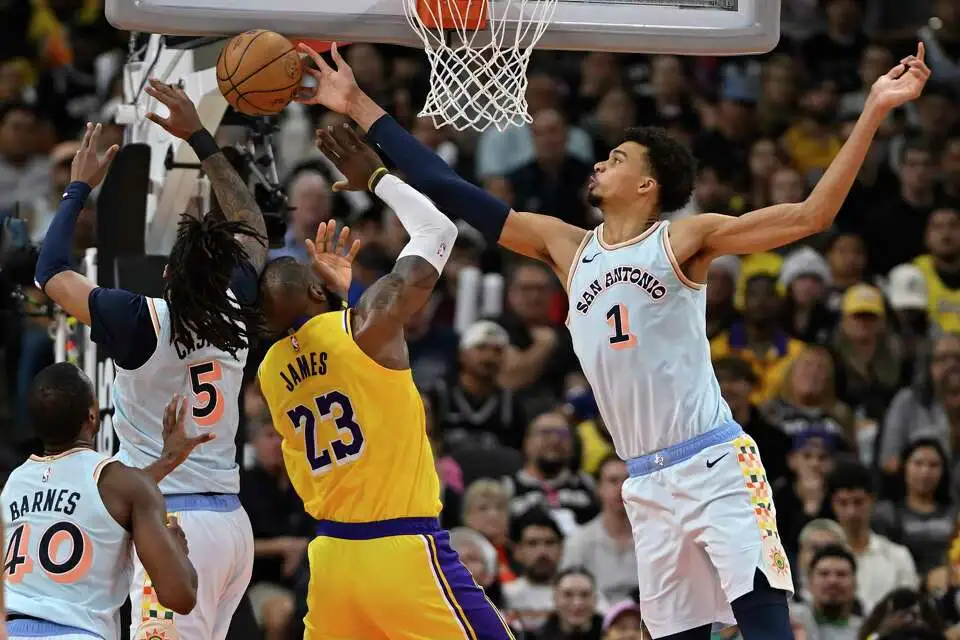 LeBron James Shines as Lakers Overcome Spurs