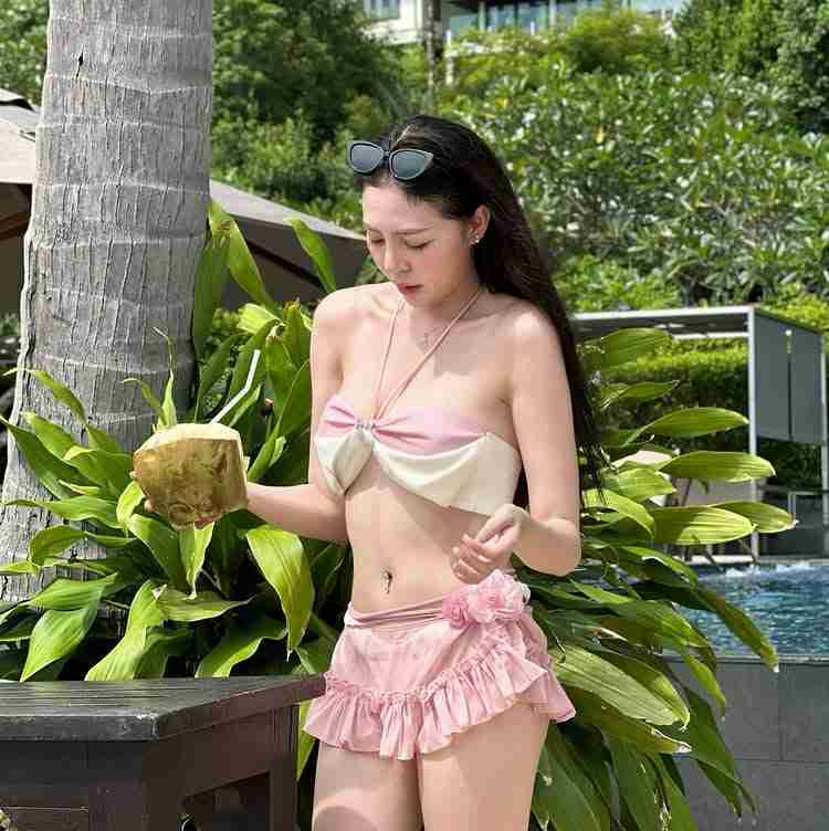 พรวิสา บุดดาเลิศ สตรีมเมอร์สุดแซ่บ นุ่งสั้นแชะภาพริมสระ อู้หูว... มะพร้าวใหญ่มาก