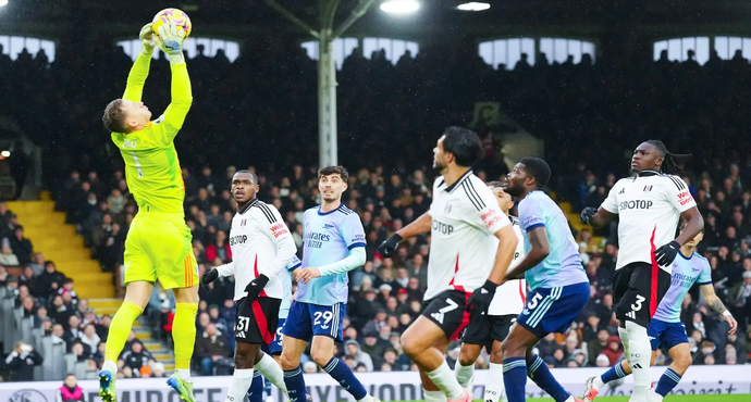 Photo: Fulham's Tight Defensive Line Frustrates Arsenal