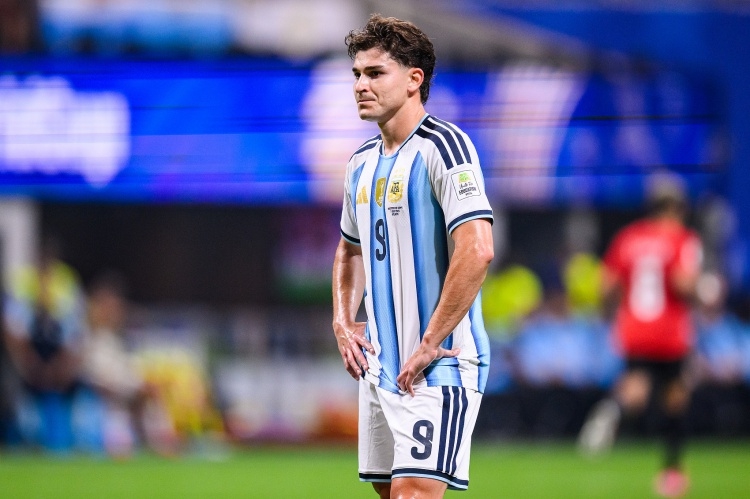 Marca: Liên đoàn Tây Ban Nha điều tra Barca vì tiếp cận trái phép Julián Álvarez, có thể bị đóng sân, trừ điểm, cấm đăng ký cầu thủ