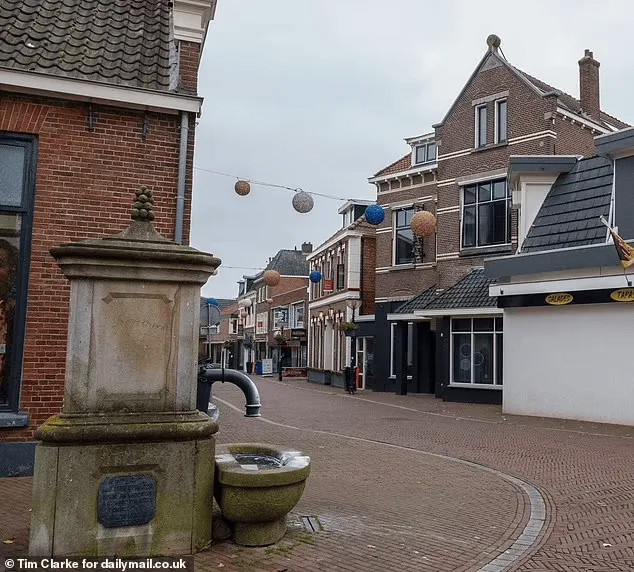 Sau khi trở lại quê nhà, cha mẹ của Ten Hag đã đến thăm ông, ông được người dân quê nhà thông cảm và chào đón