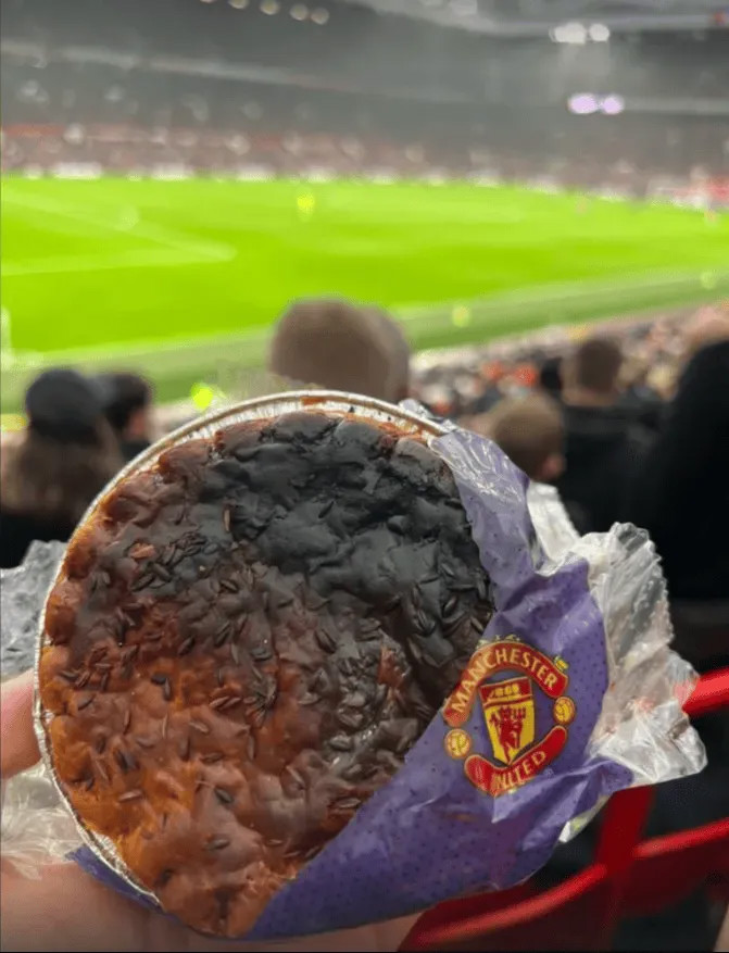 Người hâm mộ Manchester United mua bánh nướng bị cháy đen ở sân nhà với giá 4,80 bảng