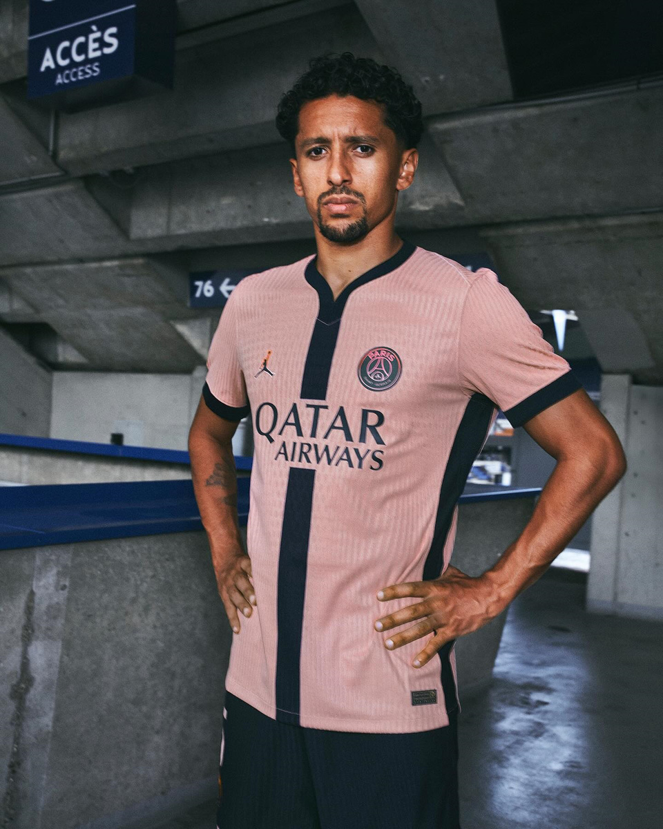 Áo thi đấu sân khách thứ hai của PSG của mùa giải 2024-25