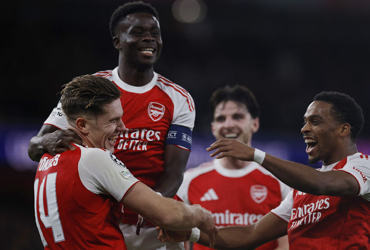 Arsenal hiện đang dẫn đầu bảng xếp hạng, đây là một lợi thế, nhưng tôi lạc quan hơn về cơ hội của họ lúc này