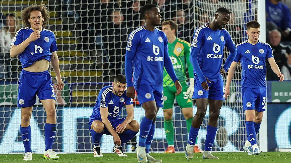 Leicester trở thành đội bóng đầu tiên trong lịch sử Anh thua 8 trận sân nhà liên tiếp và không ghi nổi bàn thắng nào