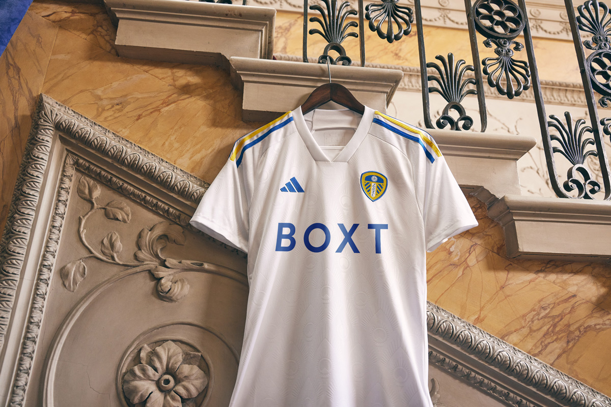 Áo đấu sân nhà của Leeds United 2023-24