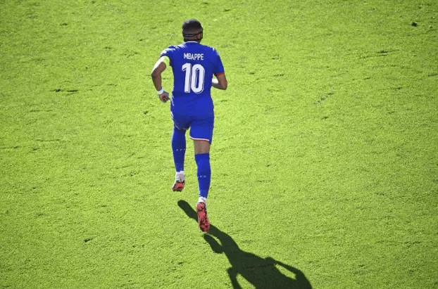 Deschamps lo hệ thống tư pháp Thụy Điển có khả năng truyền gọi Mbappe, và lo Mbappe mang lại sự chú ý của truyền thông, nên quyết định không triệu tập anh