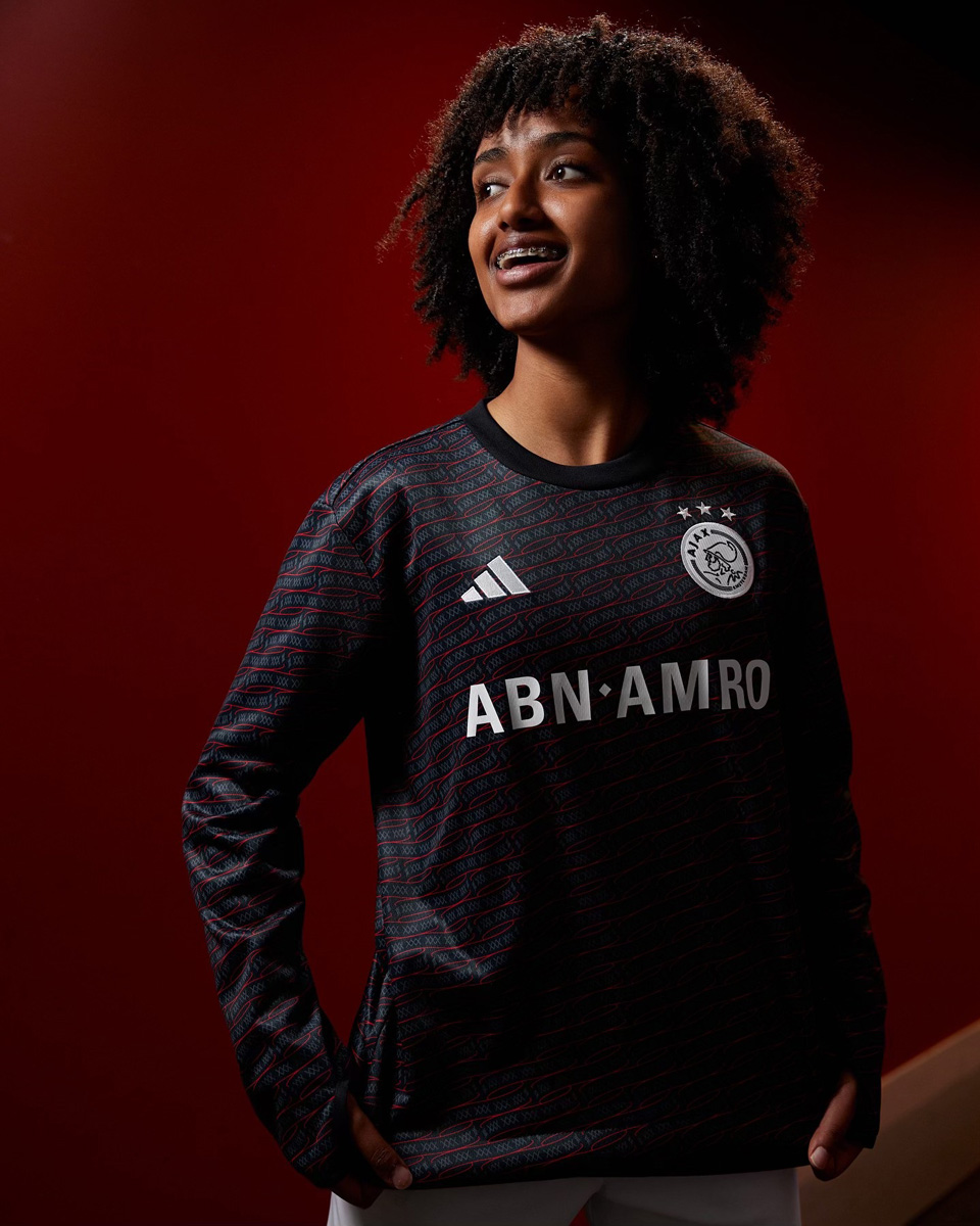 Áo đấu sân nhà Ajax cho mùa giải 2024-25