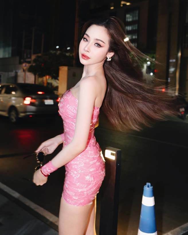 ฟ้า บาร์บี้ สาวสวยเซ็กซี่จากเชียงใหม่ สามารถสวมใส่เสื้อผ้าหลายแบบได้อย่างง่ายดาย