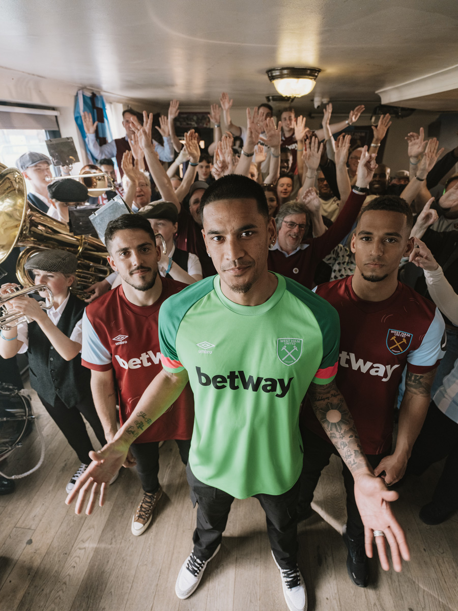 Áo đấu sân nhà của West Ham United 2023-24