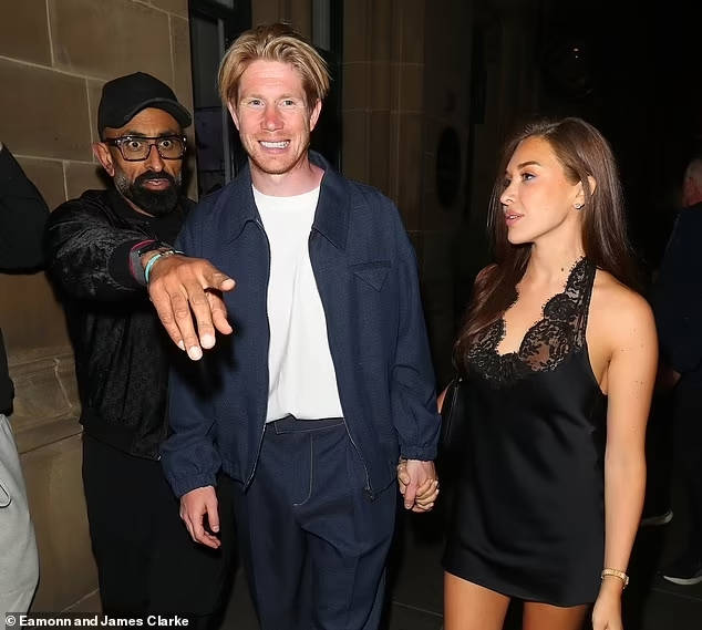 Tiệc chia tay De Bruyne: Guardiola đạp xe đến dự, Grealish nán lại đến rạng sáng
