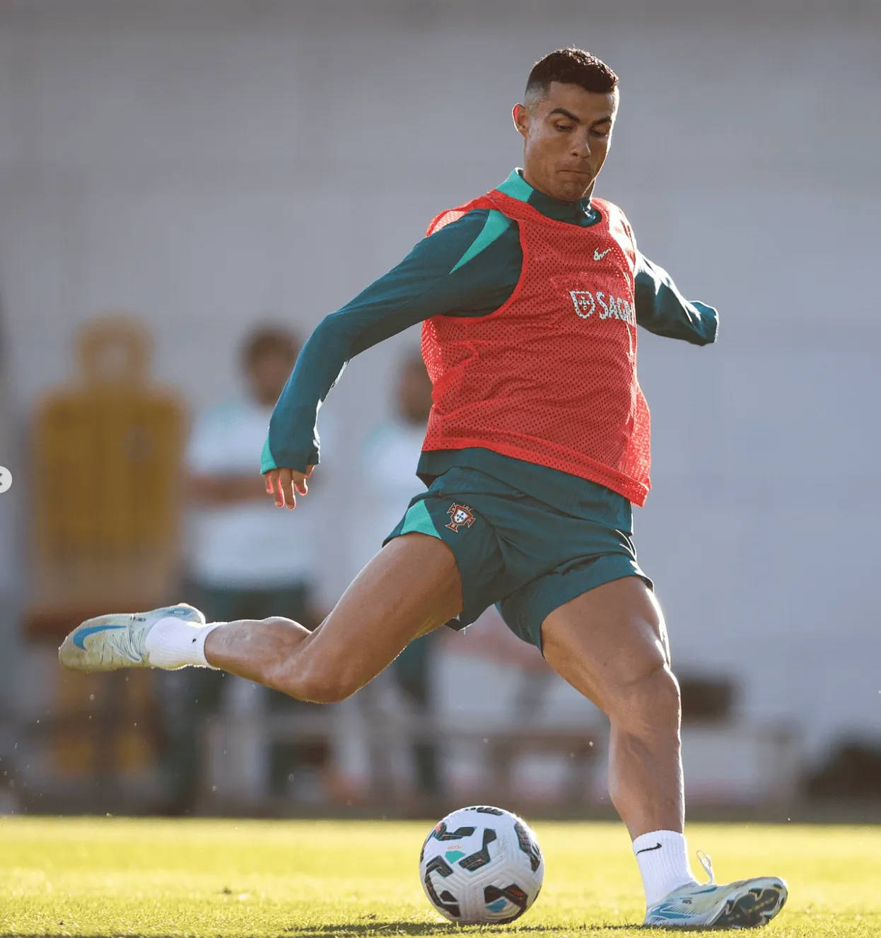 Cristiano Ronaldo đăng ảnh tập luyện của đội tuyển Bồ Đào Nha kèm dòng chữ: Hãy sẵn sàng cho trận đấu tại UEFA Nations League