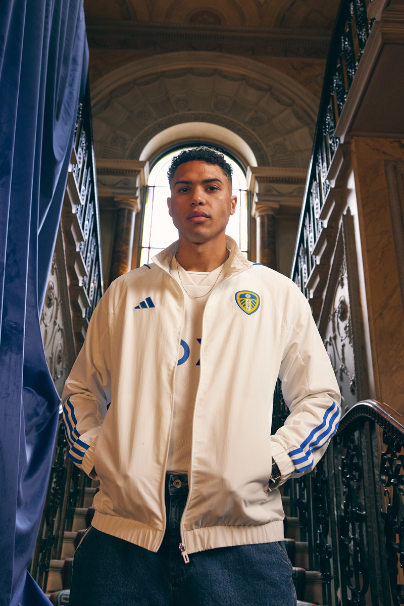 Áo đấu sân nhà của Leeds United 2023-24