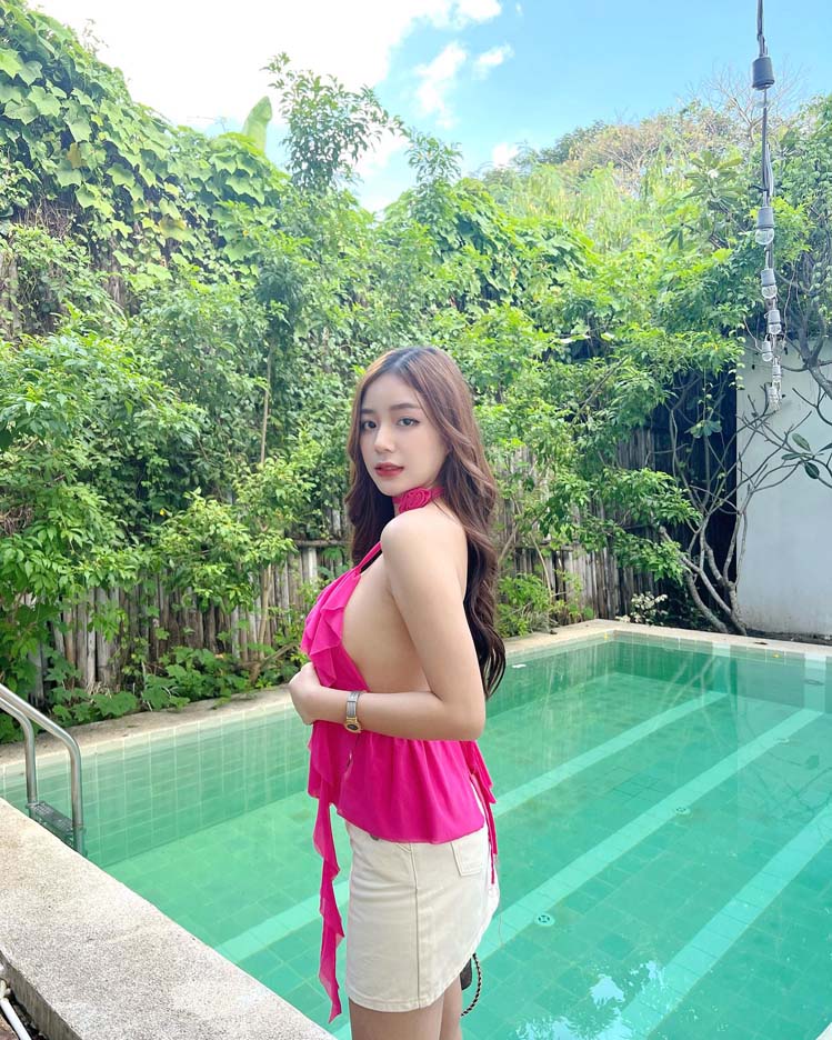 น้ำหวาน กีรติญา ไอดอลขวัญใจหนุ่ม ๆ แจกความสดใส แชะภาพริมสระ อื้อหือ ใจบางหมดแล้ว