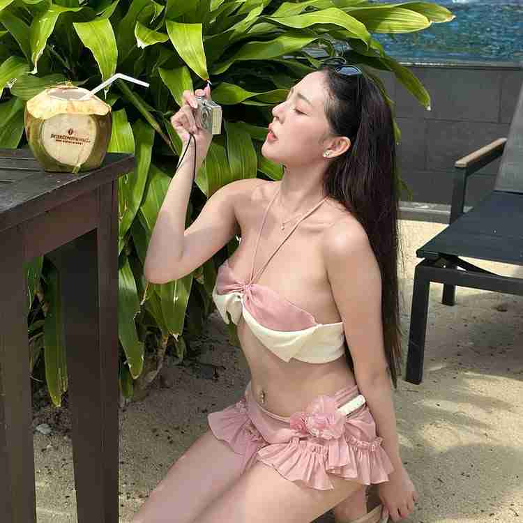 พรวิสา บุดดาเลิศ สตรีมเมอร์สุดแซ่บ นุ่งสั้นแชะภาพริมสระ อู้หูว... มะพร้าวใหญ่มาก