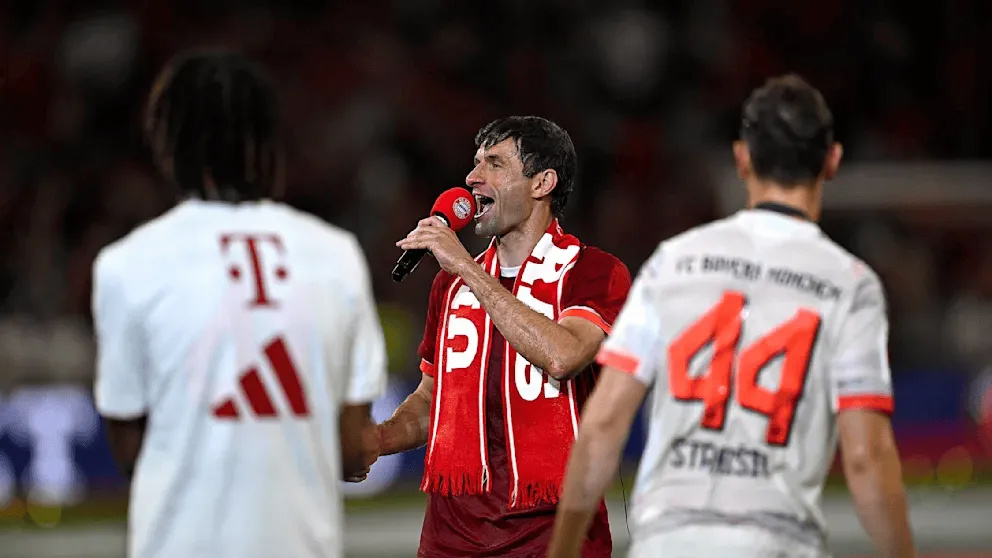 Vừa cười vừa rơi nước mắt! Muller một lần nữa thể hiện khiếu hài hước trong lễ chia tay