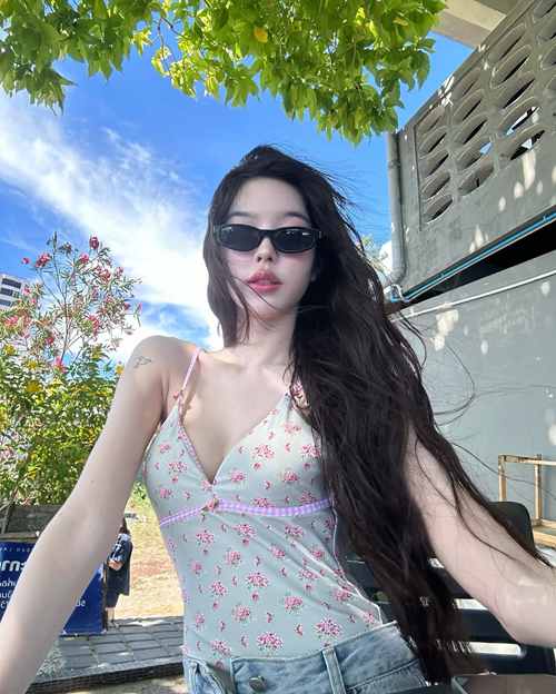 นีนี่ ชญาพัชร์ นางเอก MV ของ Three Man Down เสิร์ฟวันพีซเว้าสูง ชวนใจปลิว