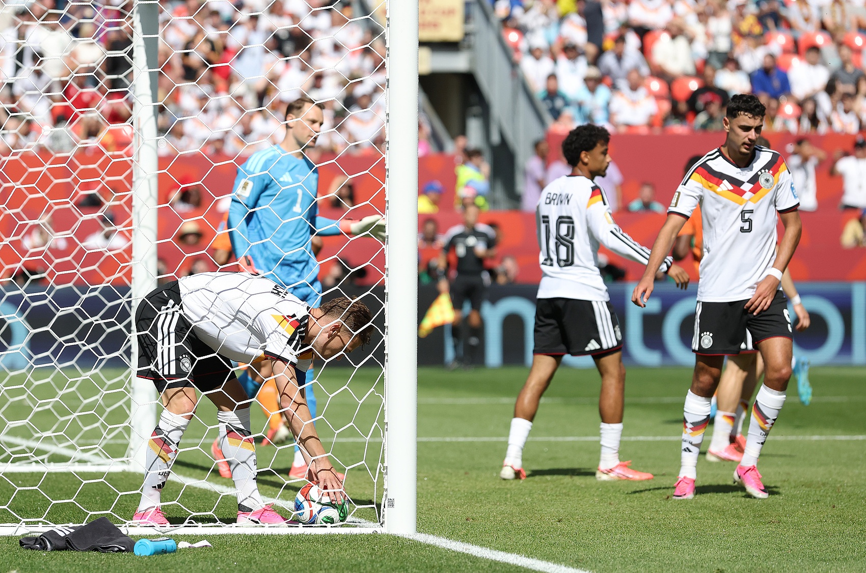 Neuer hiện đã để thủng lưới trong tám trận đấu World Cup liên tiếp, trở thành cầu thủ thứ sáu trong lịch sử làm được điều này. Lần cuối cùng anh giữ sạch lưới là ở trận chung kết năm 2014