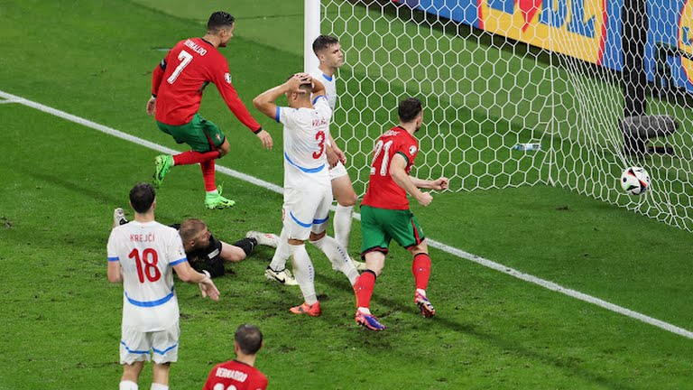 Ronaldo giúp đỡ hay cản trở Bồ Đào Nha?